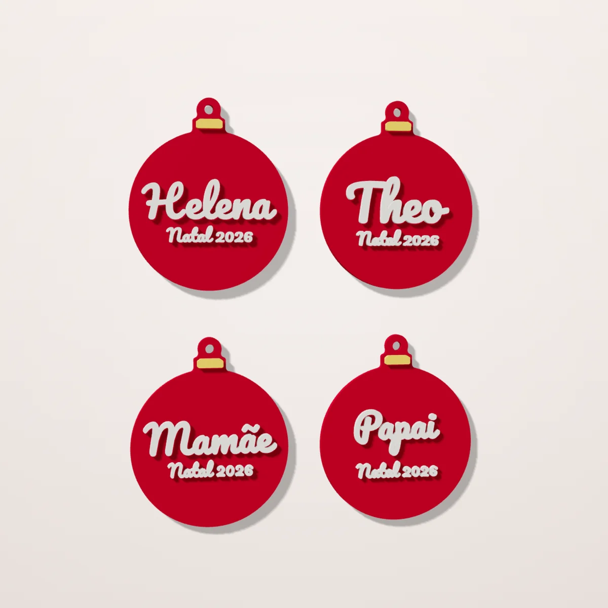 Kit família com quatro bolas de Natal vermelhas: Helena, Theo, Mamãe e Papai